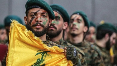 عناصر من حزب الله يحملون رايته