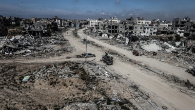 جانب من الدمار يظهر منازلاً سويت بالأرض في خانيونس جنوبي قطاع غزة، 15نيسان/أبريل 2024 (الأناضول)