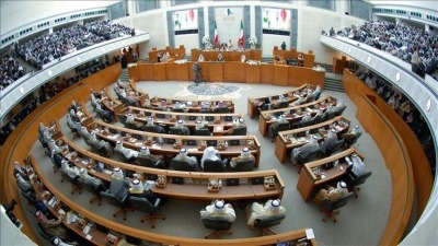 تعرف الكويت بالأزمات السياسية بين مجلس الأمة والحكومة، والتي أدت إلى حل المجلس مرات عديدة بتاريخ البلاد، وكذلك استقالة الحكومة.