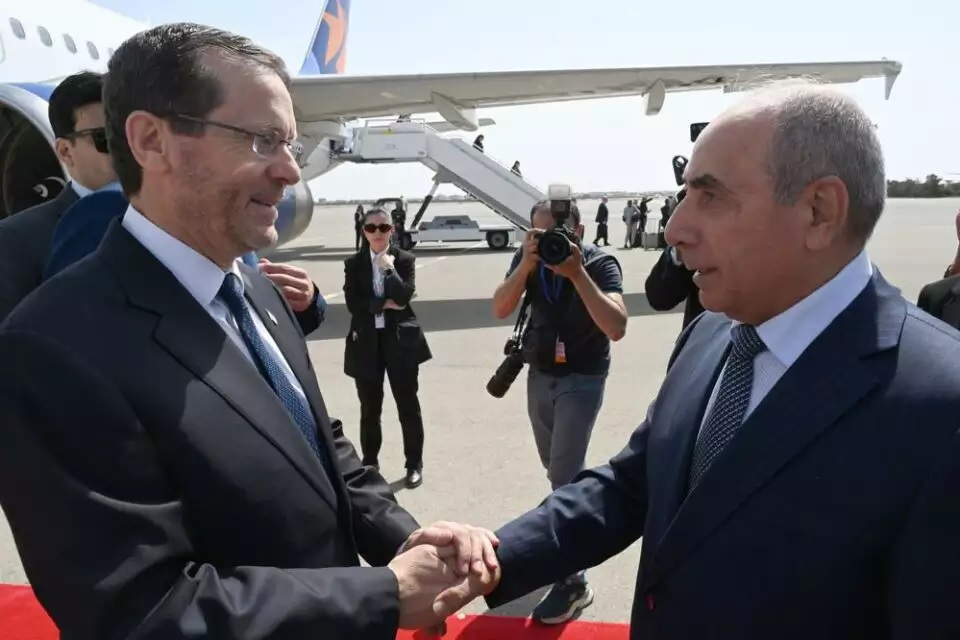 نائب رئيس الوزراء الأذربيجاني يستقبل الرئيس الإسرائيلي إسحاق هرتسوغ، باكو، 30 أيار/مايو 2023 (الصحافة الإسرائيلية)
