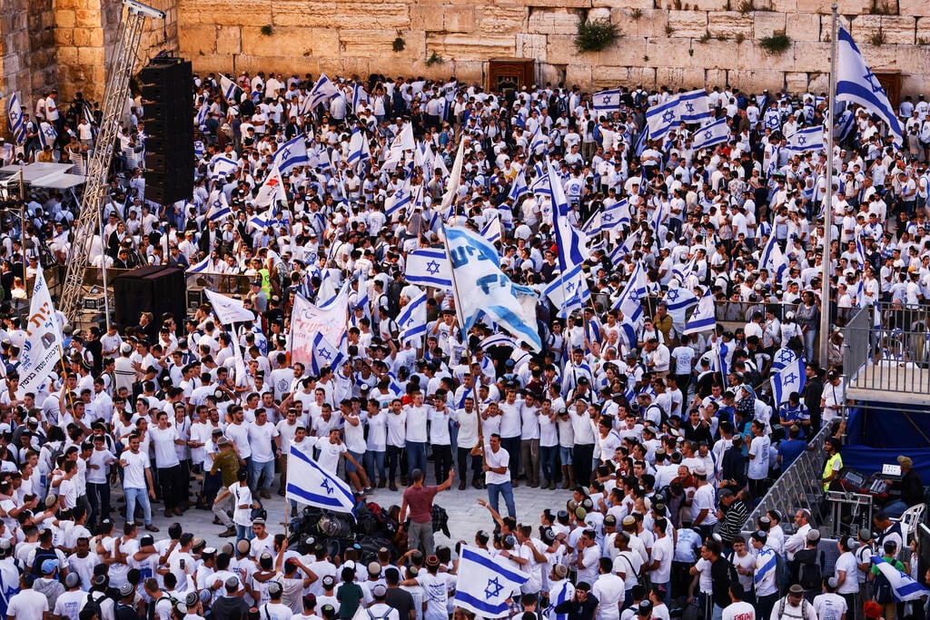 آلاف من المستوطنين يؤدون طقوس تلمودية ورقصات دينية عند الحائط الغربي في القدس الشرقية المحتلة، 19 أيار/مايو 2023 (رويترز)