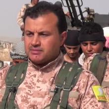 إبراهيم البناوي مرتدياً الزي العسكري الرسمي لـ "قسد"