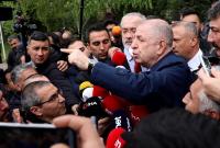زعيم حزب النصر أوميت أوزداغ أمام مبنى وزارة الداخلية التركية (Sözcü)