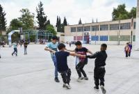 الطفل أحمد يلعب مع أصدقائه في المدرسة