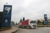 شاحنة مساعدات تدخل سوريا عبر معبر باب الهوى - أ ف ب