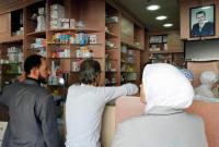لضغف القدرة الشرائية.. السوريون يشترون كل شيء بكمية قليلة حتى الأدوية (AFP)