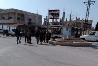 مسلحون تابعون للنظام السوري في شوارع بلدة أم المياذن بدرعا (أرشيفية/فيس بوك)