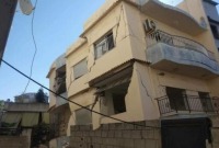 منزل متصدع من الزلزال في اللاذقية (تلفزيون سوريا)