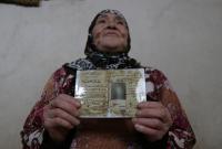 السيدة المصرية ليلى عباس محمود صالح تحمل بطاقتها الشخصية - تلفزيون سوريا