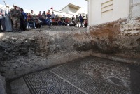 حشد يشاهد لوحة فسيفسائية تعود للحقبة الرومانية اكتشفت في مدينة الرستن - التاريخ: 12 تشرين الأول 2022