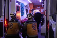 متطوعو الدفاع المدني ينقلون ضحايا هجمات النظام وروسيا على الشمال السوري