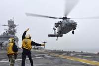 مروحية من طراز "MH-60R" تحاول الهبوط على حاملة طائرات أميركية - AFP