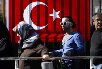 مواطنون أتراك أمام القنصلية التركية في برلين، ألمانيا (AP)