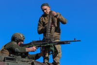 مقاتلون من الجيش الأوكراني فوق دبابة فرنسية ـ رويترز