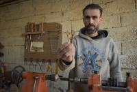 مفاتيح عربية وتركية.. سوري يتقن صناعة العود والموازييك في غازي عنتاب |فيديو