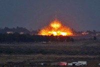 انفجارات متتالية تدوي في منطقة الفرقلس شرقي حمص من جراء غارات إسرائيلية (Getty)