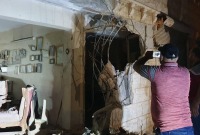 آثار القصف الإسرائيلي على مبنى في مدينة بانياس شمالي طرطوس - 19 أيار 2024 (إنترنت)