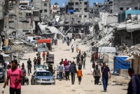 نازحون فلسطينيون شوارع في خانيونس، جنوبي قطاع غزة، 24 أيار/مايو 2024 (AFP)