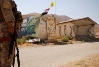 عنصر من "حزب الله" في حاجز عسكري قرب الحدود السورية اللبنانية - رويترز