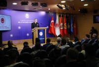  مستشار العلاقات العامة والإعلام بوزارة الدفاع زكي آكتورك خلال إحاطة إعلامية - 9 أيار 2024 (الأناضول)