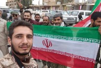 عناصر من ميليشيا "الحرس الثوري الإيراني" يرفعون علم إيران في محافظة دير الزور