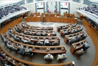 تعرف الكويت بالأزمات السياسية بين مجلس الأمة والحكومة، والتي أدت إلى حل المجلس مرات عديدة بتاريخ البلاد، وكذلك استقالة الحكومة.