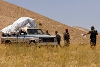 حاجز لقوات النظام قرب الحدود السورية اللبنانية يوقف لاجئين عائدين ـ رويترز