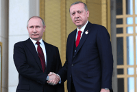 الرئيس التركي رجب طيب أردوغان يصافح نظيره الروسي فلاديمير بوتين