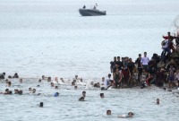 وصل المهاجرون إلى سبتة عن طريق البحر بأعداد متزايدة من المغرب (رويترز)