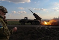 أفراد من الجيش الأوكراني يطلقون صاروخا من طراز BM-21 Grad (MLRS) على القوات الروسية، في منطقة دونيتسك،أوكرانيا في 27 مارس/آذار 2024 ـ (رويترز)