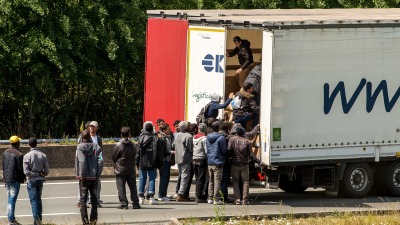 migrants-jump-into-a-truck-headed-for-the-channel-data.jpg