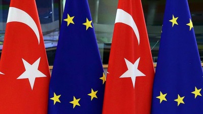 العلم التركي وعلم الاتحاد الأوروبي (وكالة الأناضول)