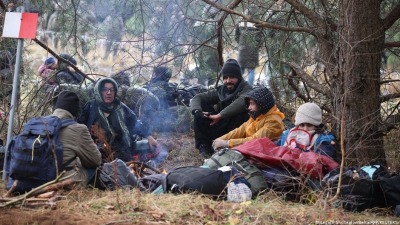 صورة ملتقطة في شهر تشرين الثاني الماضي لمهاجرين يقيمون في الغابات على الحدود البولندية-البيلاروسية