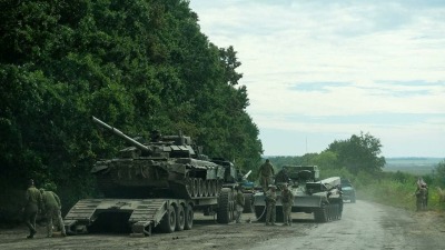القوات الأوكرانية تستولي على دبابة روسية خلال هجوم مضاد في منطقة خاركيف. في 11 أيلول 2022 (رويترز)