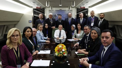 الرئيس التركي رجب طيب أردوغان مع الصحافيين خلال رحلة عودته من أذربيجان (الأناضول)