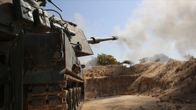 لحظة قصف مدفعية تركية لمواقع "قسد" شمالي سوريا (الأناضول)