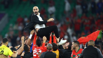 مدرب المغرب وليد الركراكي يحتفل مع اللاعبين بعد التأهل إلى نصف النهائي كأس العالم - 10 كانون الأول (رويتر)