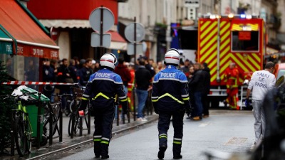 مكان إطلاق النار في العاصمة الفرنسية باريس (رويترز)