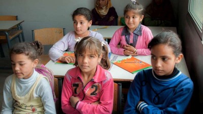 طالبات سوريات في مدرسة بمنطقة عرسال حيث تعمل المدرسة دواماً ثانياً في فترة ما بعد الظهر لاستيعاب اللاجئين - (UNHCR)