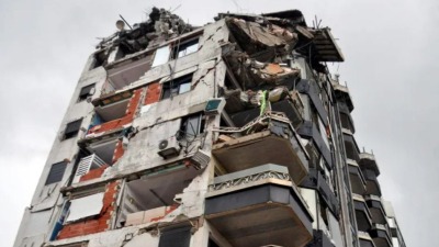 آثار الزلزال على أحد المباني في مدينة اللاذقية (رويترز)