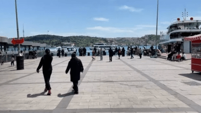 مواطنون أتراك على سواحل إسطنبول بعد الانتخابات