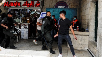 شرطي إسرائيلي يعتدي على فلسطيني بالقرب من بوابة دمشق للمدينة القديمة بالقدس