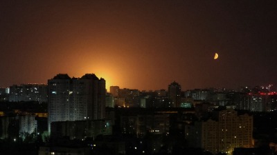 انفجارات في كييف خلال هجوم روسي جوي ضخم بالطائرات المسيرة، 28 أيار 2023 (رويترز)