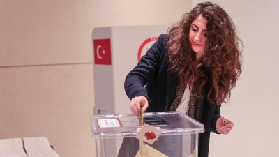 شابة تركية تدلي بصوتها في الانتخابات التركية في الولايات المتحدة الأميركية (الأناضول)