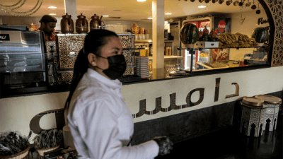 نادلة تعمل في مقهى "دامسكو" في الرياض الذي يجتذب الكثير من اعضاء الجالية السورية في السعودية - أ ف ب