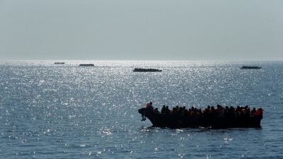  يحمل المركب 26 لاجئاً؛ 18 منهم سوريون بينهم نساء وأطفال