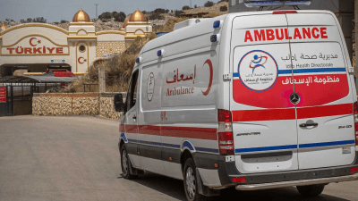 سيارة إسعاف تابعة لمديرية صحة إدلب قرب البوابة التركية في معبر باب الهوى - مواقع التواصل