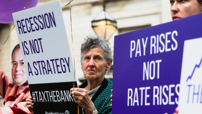 متظاهرون ضد سياسة بنك إنجلترا عقب رفع سعر الفائدة ـ رويترز
