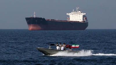 إيران تعزز قواتها البحرية بصواريخ وطائرات مسيرة وأميركا تعرض حراسة السفن بالخليج