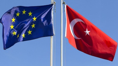 العلم التركي وراية الاتحاد الأوروبي (TRT)